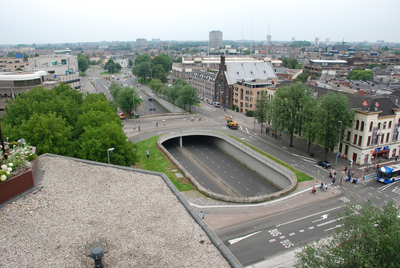 804723 Overzicht van de Catharijnebaan en de Catharijnekade te Utrecht, vanaf het Gildenkwartier van het kantoor- en ...